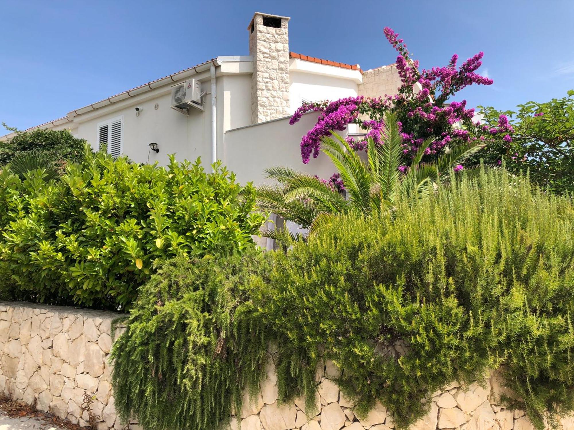 Mirakul Apartments Vir Exterior photo