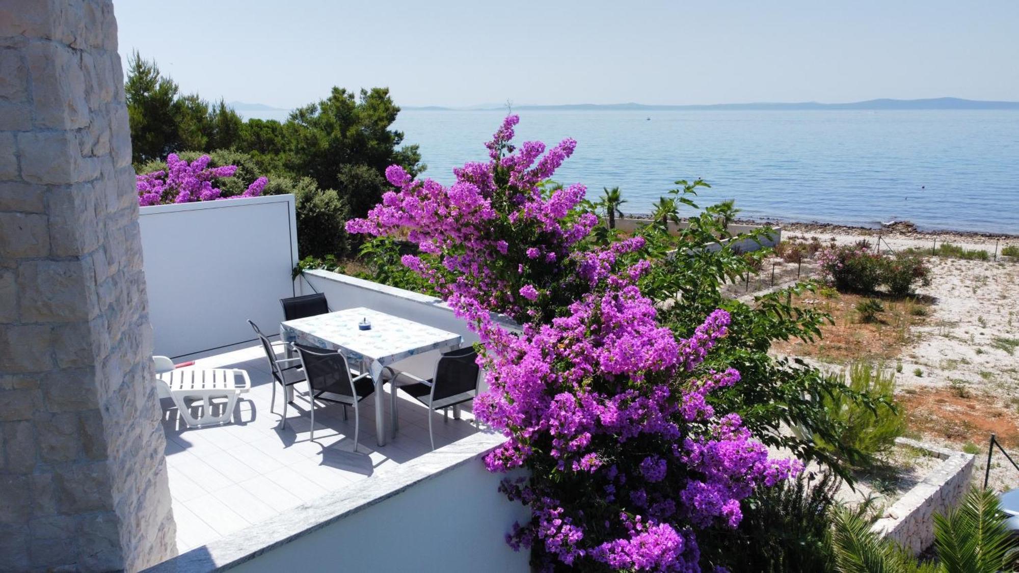 Mirakul Apartments Vir Exterior photo