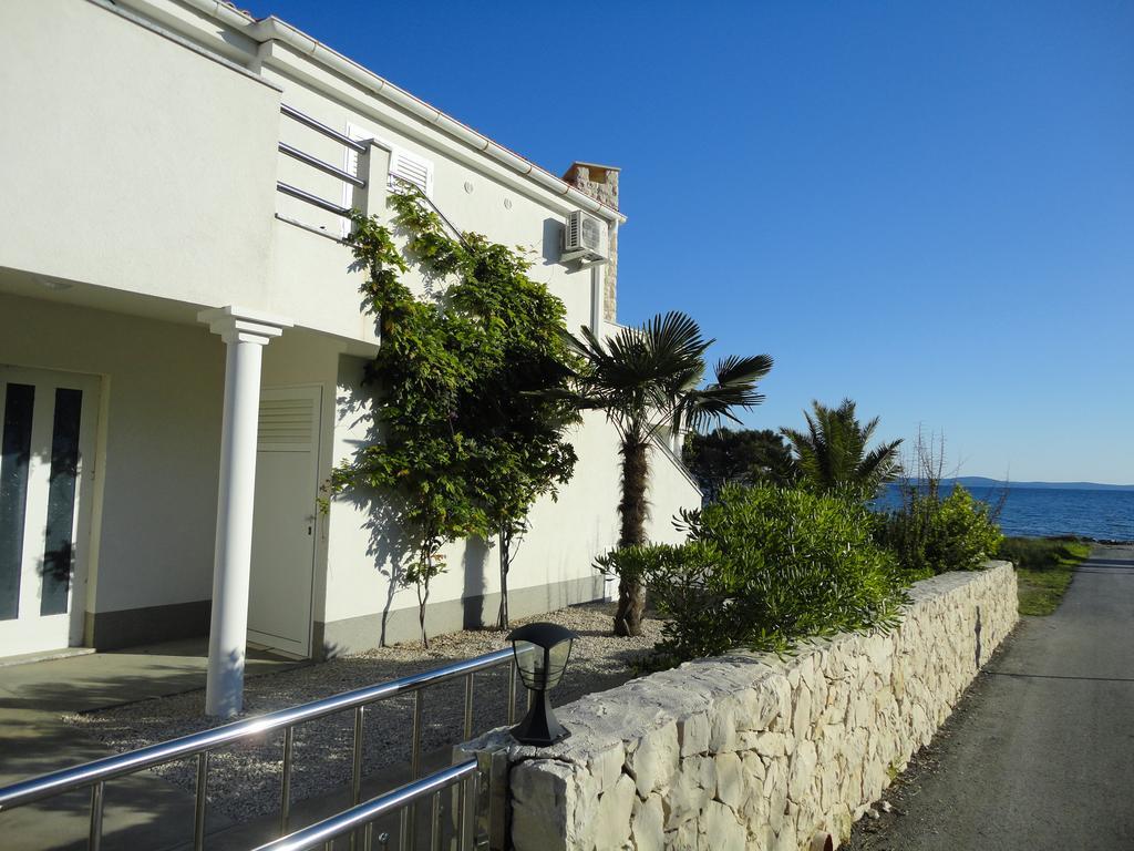 Mirakul Apartments Vir Exterior photo