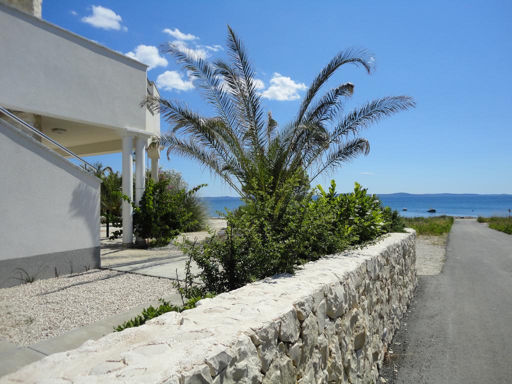 Mirakul Apartments Vir Exterior photo