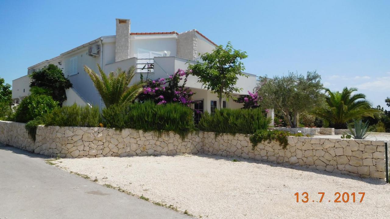 Mirakul Apartments Vir Exterior photo